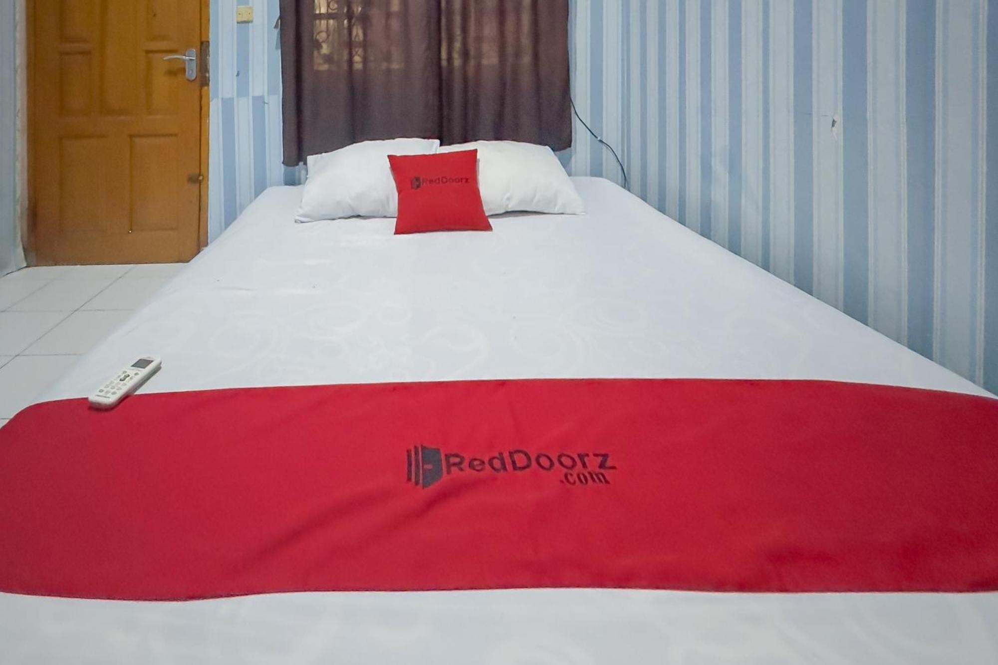 Отель Reddoorz At Kuning Gh Jatinangor Sayang Экстерьер фото