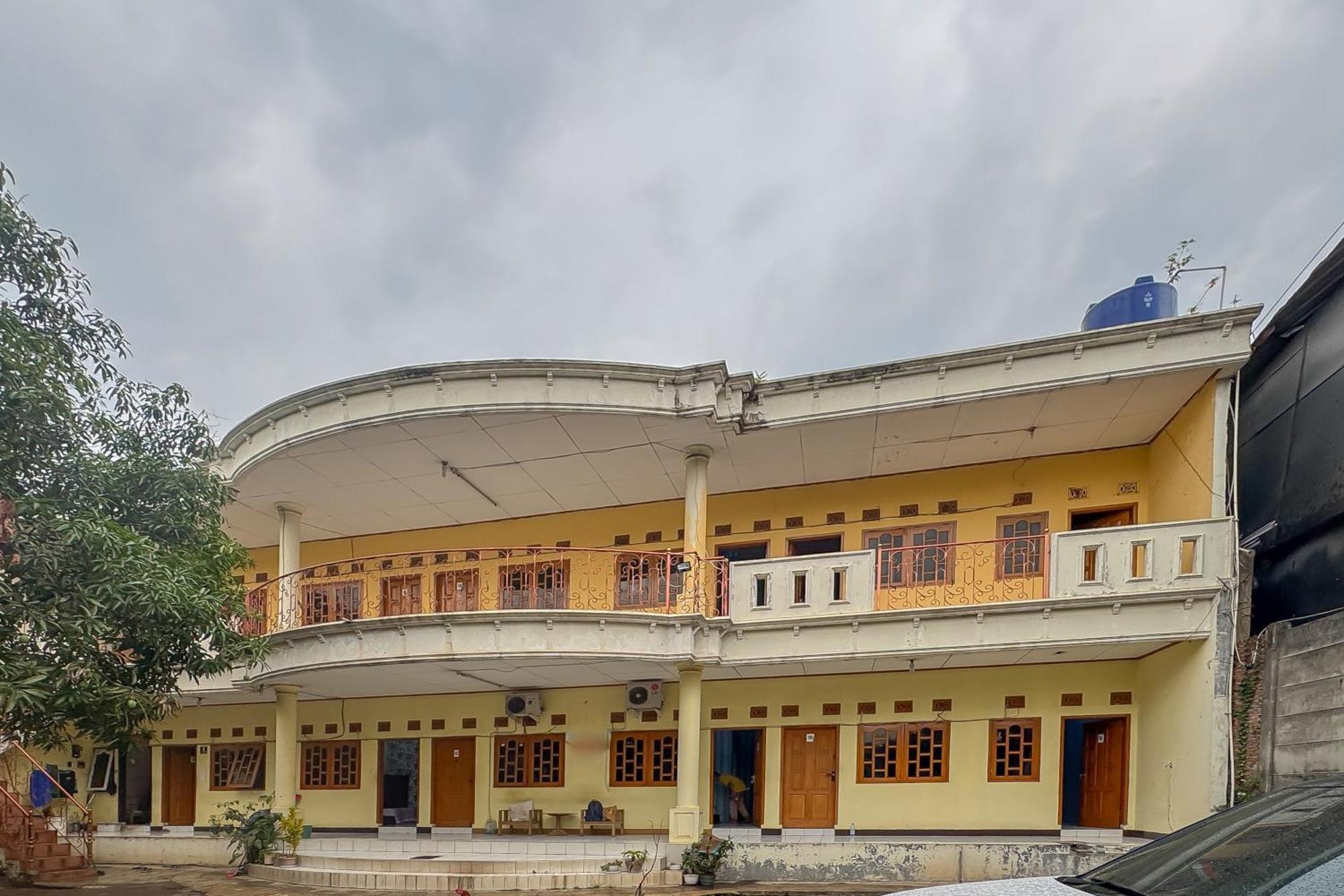 Отель Reddoorz At Kuning Gh Jatinangor Sayang Экстерьер фото